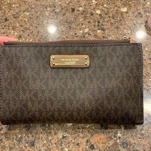 Michael khors wristlet wallet